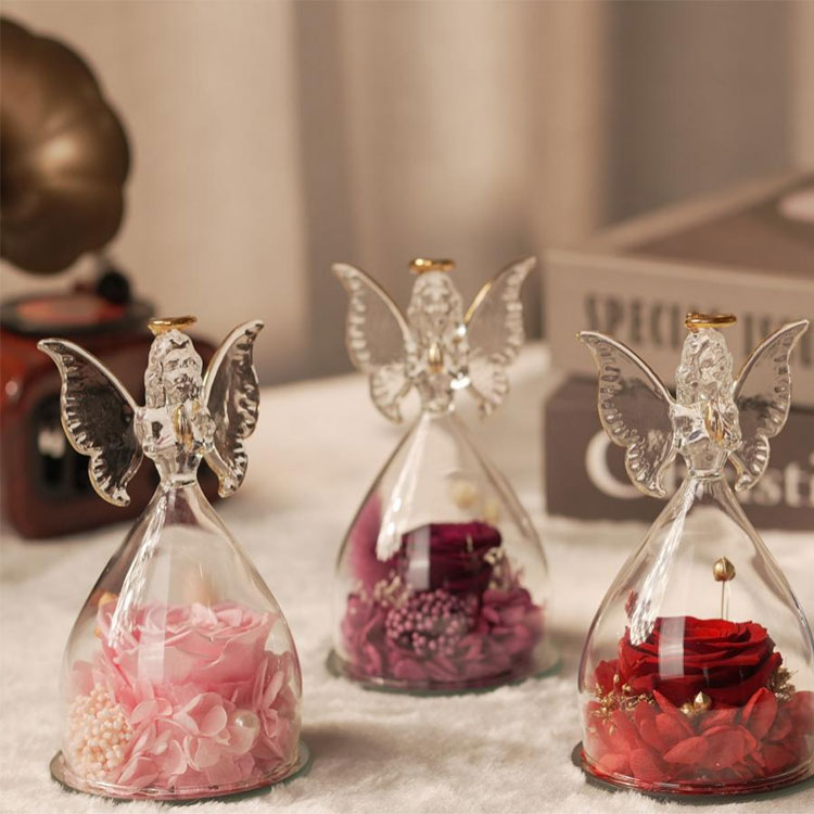 Стеклянный ангел-подарок из консервированных цветов